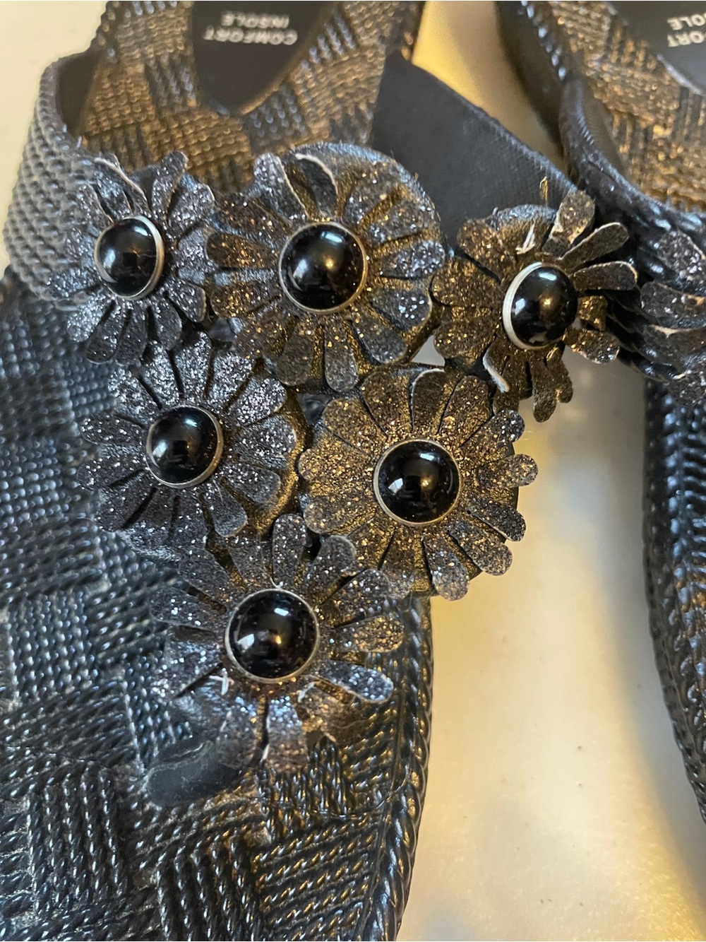 Capelli of New York Black Floral Jewel Thong Sandals size 8 - Picture 4 of 8